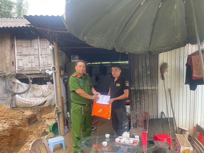 Công an xã Quảng Bạch tổ chức thăm hỏi, tặng quà các hộ gia đình thuộc diện xóa nhà tạm, nhà dột nát.