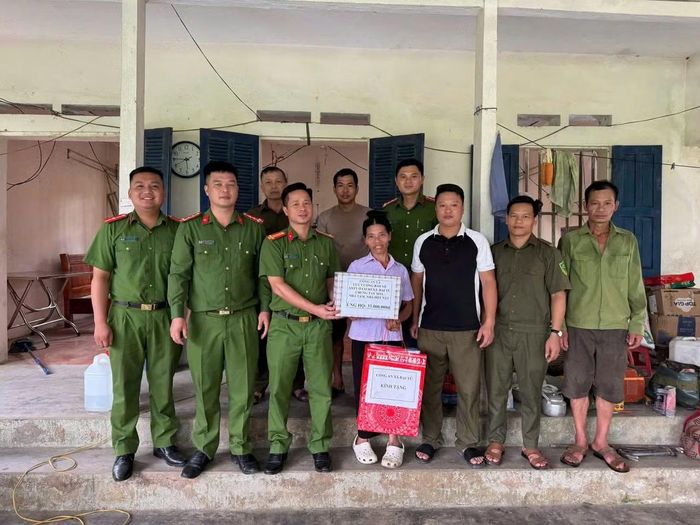 Công an xã Đại Từ tặng quà hỗ trợ người dân trên địa bàn trong diện xóa nhà tạm, dột nát.
