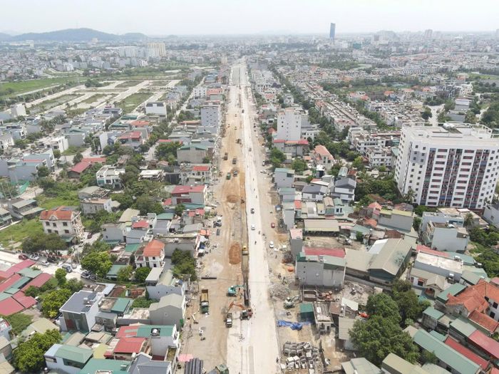 Sau khi hoàn thành, đại lộ Lê Lợi có chiều rộng 43m, trong đó nền đường rộng 30m, được bố trí dải phân cách cứng ở giữa.