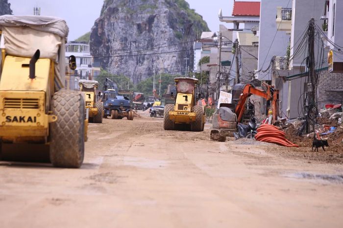 Không khí thi công trên đại lộ Lê Lợi, đoạn qua khu vực giáp ranh giữa phường Hạc Thành và phường Đông Quang, tỉnh Thanh Hóa diễn ra khẩn trương.