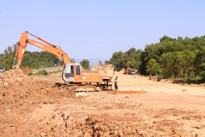 Một trong những dự án giao thông có quy mô lớn là tuyến đường nối thành phố Thanh Hóa (nay là phường Hạc Thành) với Cảng hàng không Thọ Xuân đang được gấp rút thi công.