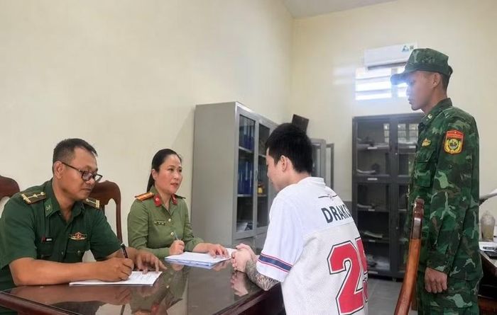 Cán bộ Cục Quản lý xuất nhập cảnh phối hợp với các đơn vị xác minh thông tin các công dân Việt Nam.