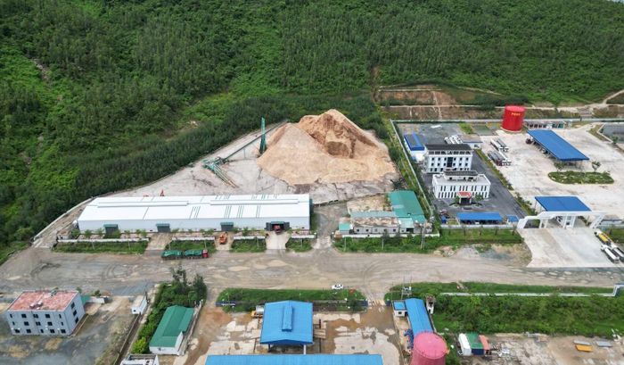 Bãi tập kết này nằm cạnh Tổng kho xăng dầu và khu vực nhà làm việc của Công ty TNHH Xăng dầu Giang Nam.