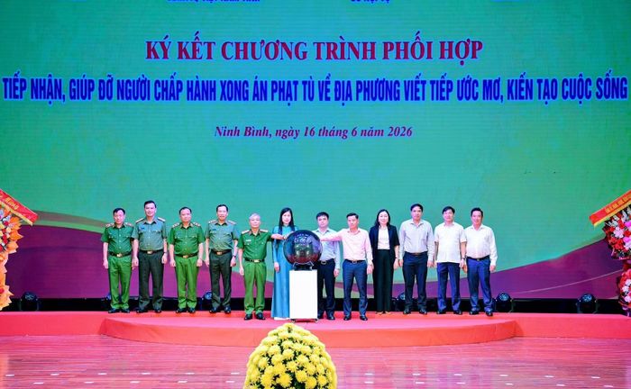 Công an tỉnh Ninh Bình, Ủy ban Mặt trận Tổ quốc Việt Nam tỉnh, Sở Nội vụ và Chi nhánh Ngân hàng Chính sách xã hội tỉnh đã thống nhất ký kết Chương trình phối hợp giúp đỡ người chấp hành xong án phạt tù trở về địa phương, giai đoạn 2026 -2028.
