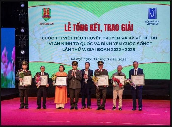 Trung tướng Đỗ Triệu Phong, Cục trưởng Cục truyền thông CAND và nhà thơ Nguyễn Bình Phương, Phó Chủ tịch Hội Nhà văn Việt Nam (giữa) cùng các tác giả được vinh danh trong cuộc thi viết về đề tài “Vì an ninh Tổ quốc và bình yên cuộc sống lần thứ V.
