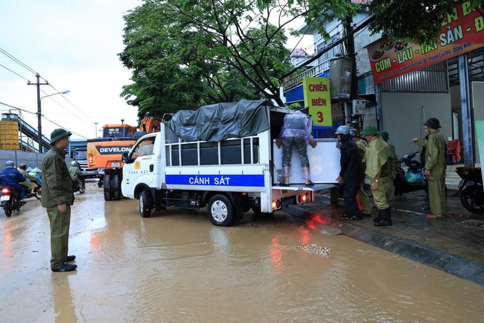 Công an phường Cửa Ông huy động lực lượng và phương tiện giúp dân di dời người và tài sản đến nơi an toàn.
