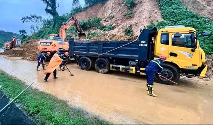 Công an tỉnh Quảng Ninh tham gia khắc phục hậu quả sạt lở do bão số 4.
