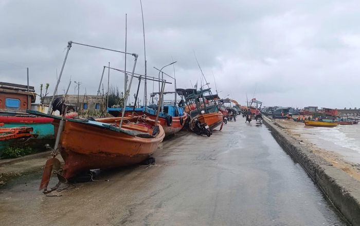 Phương tiện của ngư dân được đưa lên đảo tránh bão.