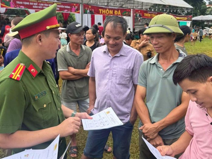 Lực lượng Công an tuyên truyền, phổ biến các quy định của pháp luật về quản lý, sử dụng vũ khí, vật liệu nổ, công cụ hỗ trợ cho nhân dân.