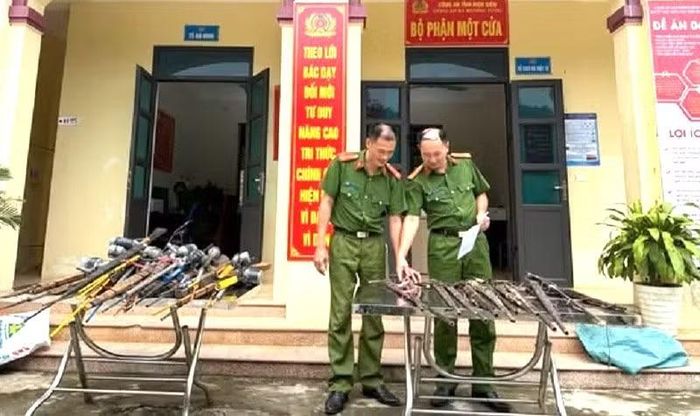 Công an xã Na Sang (Điện Biên) kiểm kê số súng do nhân dân tự giác giao nộp.