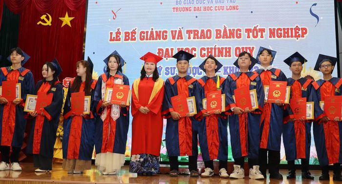 Tiến sĩ Đặng Thị Ngọc Lan, Phó Hiệu trưởng Trường ĐH Cửu Long trao bằng tốt nghiệp và tặng hoa chúc mừng các tân kỹ sư, dược sĩ.