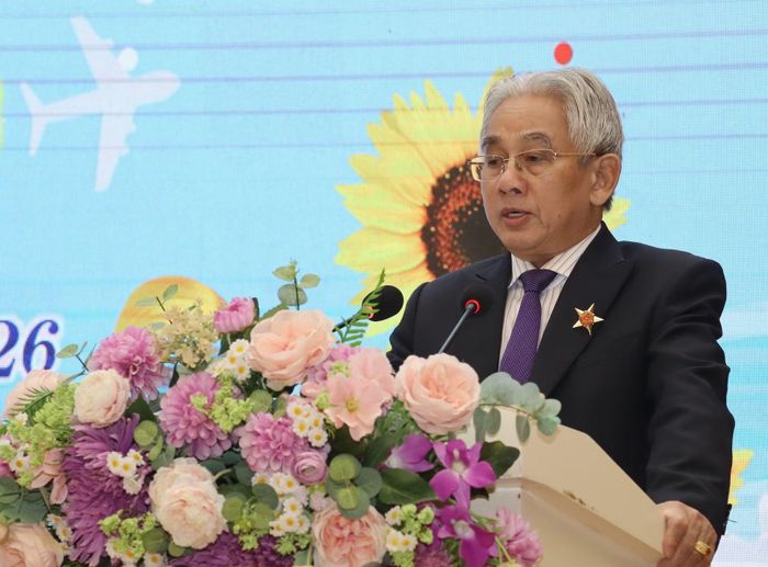 PGS.TS Lương Minh Cừ, Hiệu trưởng Trường Đại học Cửu Long chúc mừng và đánh giá cao tinh thần học tập của các tân kỹ sư, dược sĩ.