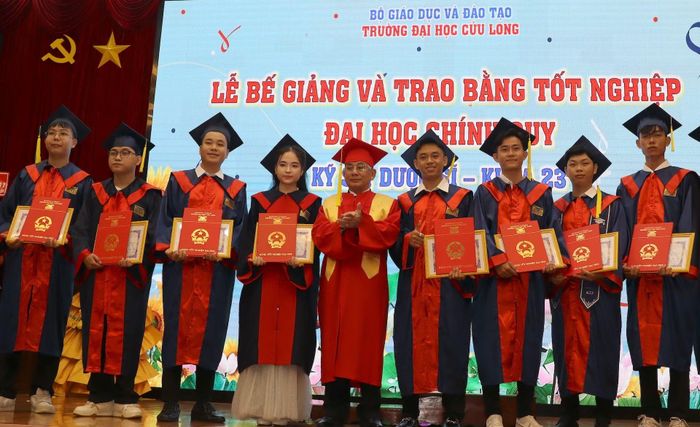 PGS.TS Lương Minh Cừ, Hiệu trưởng Trường Đại học Cửu Long trao bằng tốt nghiệp và tặng hoa chúc mừng các tân kỹ sư, dược sĩ.