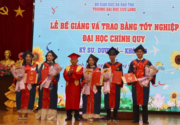 PGS.TS Lương Minh Cừ, Hiệu trưởng Trường Đại học Cửu Long trao bằng tốt nghiệp và tặng hoa chúc mừng các tân cử nhân tốt nghiệp loại giỏi.