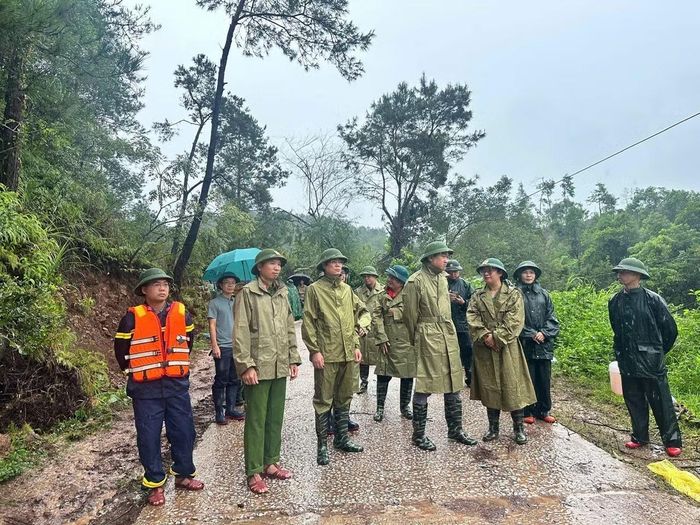 Đồng chí Nguyễn Cảnh Toàn, Chủ tịch UBND tỉnh Lạng Sơn cùng đoàn công tác trực tiếp đi kiểm tra, chỉ đạo công tác ứng phó thiên tai và cứu hộ nhân dân các địa bàn xung yếu.
