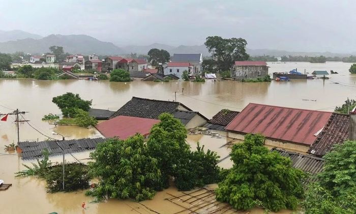 Nhiều địa bàn ngập sâu trên diện rộng, lực lượng Công an phải sử dụng thuyền ứng cứu nhân dân.