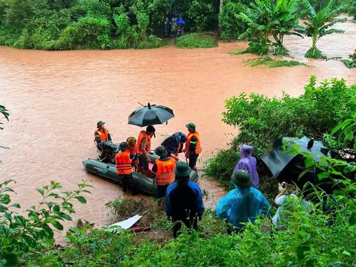 Công an xã Tân Đoàn cứu hộ, đưa dân thoát khỏi vùng bị cô lập trong biển nước.