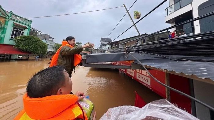 Công an xã Tràng Định phối hợp các lực lượng cơ sở chở nhu yếu phẩm thiết yếu và nước sạch kịp thời tiếp tế cho các hộ bị cô lập.