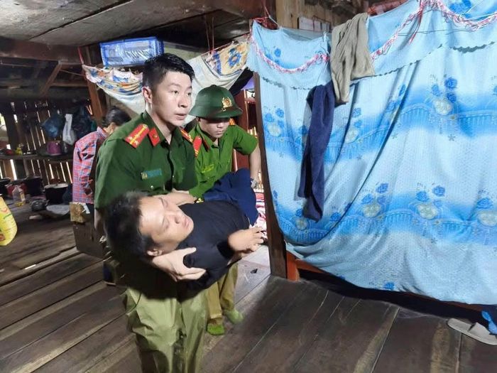 Cán bộ Công an đến tận nhà hỗ trợ gia đình đưa người ốm, bị liệt, đi lại khó khăn sơ tán đến nơi an toàn.