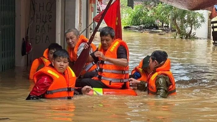 Công an xã Na Sầm đưa người già thoát khỏi khu dân cư bị cô lập nặng.