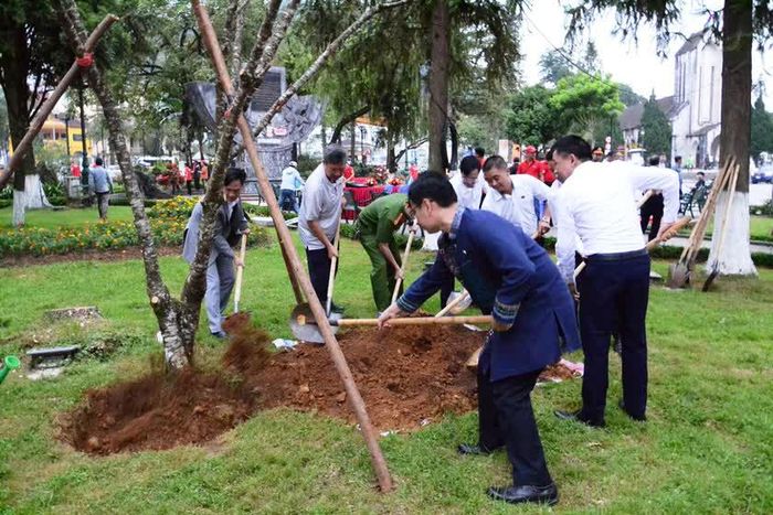 Trồng cây xanh tại Công viên trung tâm phường Sa Pa. Ảnh: Quốc Hồng
