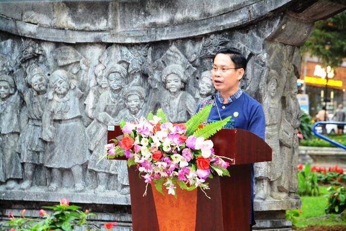 Lãnh đạo UBND phường Sa Pa phát động phong trào "Sa Pa Green". Ảnh: Quốc Hồng