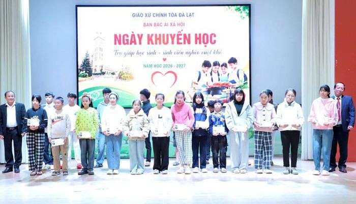Chương trình "Ngày Khuyến học" đã trao tặng hơn 220 suất học bổng nâng bước học sinh, sinh viên nghèo vượt khó bước vào năm học 2026-2027.