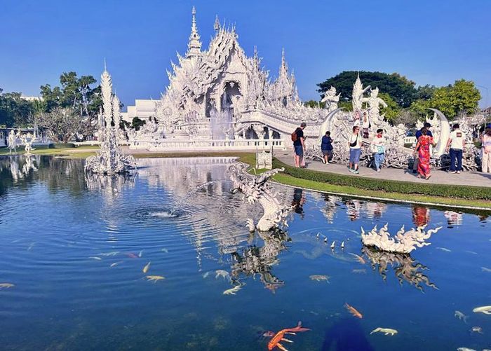 Wat Rong Khun (Chùa Trắng), là một ngôi chùa Phật giáo nổi tiếng ở Chiang Rai. Đây là nơi thu hút lượng lớn khách du lịch Thái Lan và nước ngoài. Ảnh: tayloronatrip
