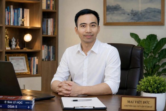Chuyên gia Mai Việt Đức cho rằng việc trẻ tìm đến quà vặt không đơn thuần là “hư” hay cố tình, mà còn xuất phát từ đặc điểm não bộ chưa hoàn thiện và khả năng tự kiểm soát xung động còn hạn chế. (Ảnh: NVCC)