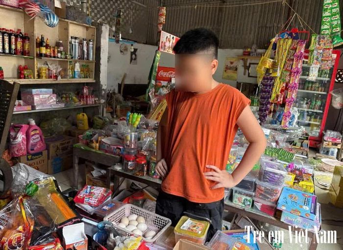 Một em học sinh đang đứng tại quầy, lựa chọn những món ăn vặt.