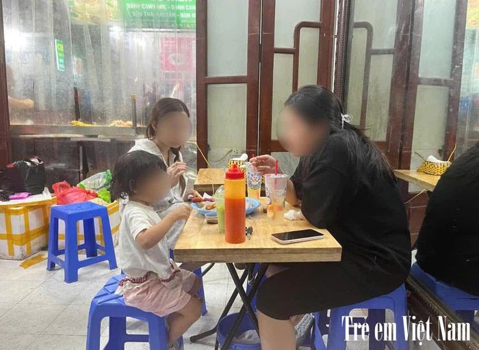 Dù tiềm ẩn nguy cơ mất vệ sinh an toàn thực phẩm, quán vẫn có nhiều phụ huynh đưa con nhỏ đến mua đồ ăn. (Ảnh: PC)