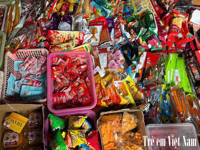 Những gói đồ ăn sẵn tẩm ướp với màu sắc sặc sỡ, bao bì chủ yếu in chữ Trung Quốc thu hút sự chú ý của các em nhỏ. (Ảnh: PC)