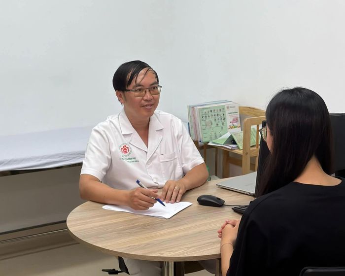 Bác sĩ Nguyễn Đình Phú cảnh báo, trẻ có thể rơi vào tình trạng “thừa năng lượng nhưng thiếu chất” khi ăn quá nhiều đồ ăn vặt. (Ảnh: NVCC)