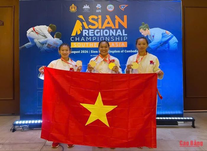 Các vận động viên tỉnh giành 7 huy chương tại Giải Vô địch và Vô địch trẻ Jujitsu Đông Nam Á năm 2026, trong đó, võ sĩ Phụng Mùi Nhình (ở giữa) giành 2 huy chương vàng.