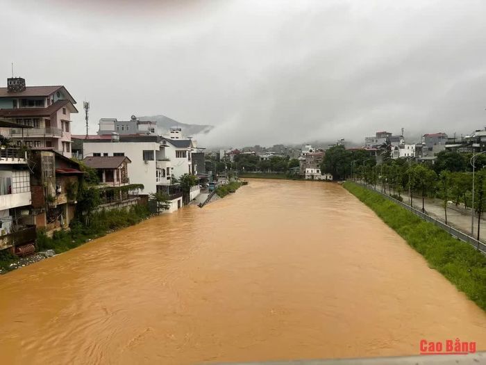 Mực nước sông Hiến dâng, tiềm ẩn nhiều nguy cơ ngập lụt đối với những nhà gần sông. (Ảnh chụp lúc 6 giờ 35 phút sáng 23/8).