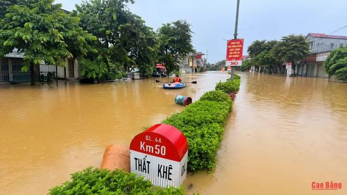 Km50, Quốc lộ 4A qua địa phận xã Thất Khê, tỉnh Lạng Sơn ngập sâu (Ảnh chụp sáng 23/8/2026).