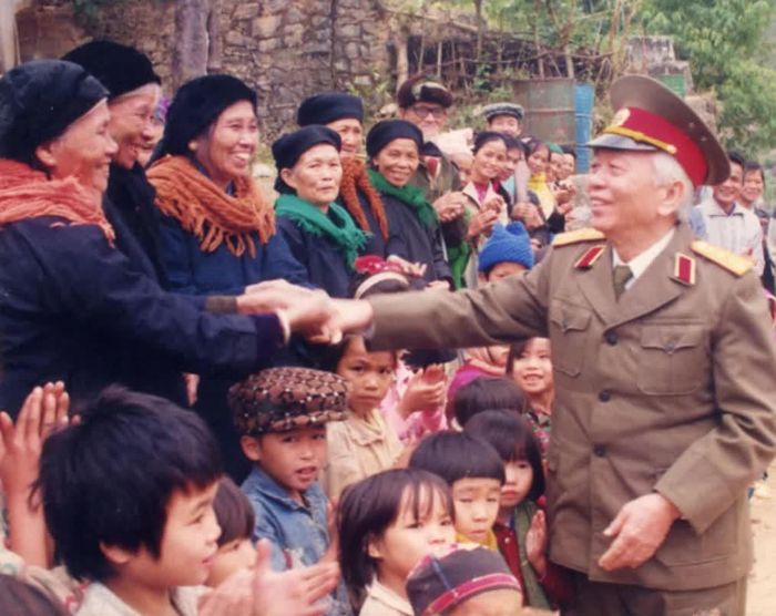 Đại tướng Võ Nguyên Giáp trở lại thăm nhân dân Pác Bó (Trường Hà) năm 1994. Ảnh Tư liệu
