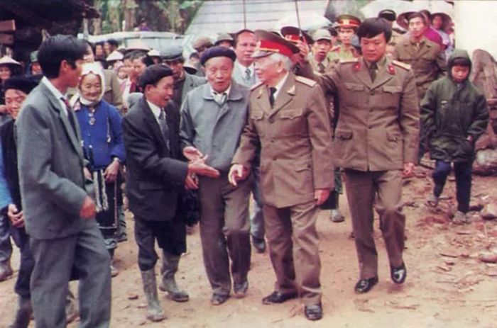Đại tướng Võ Nguyên Giáp thăm rừng Trần Hưng Đạo, xã Tam Kim năm 1994. Ảnh Tư liệu