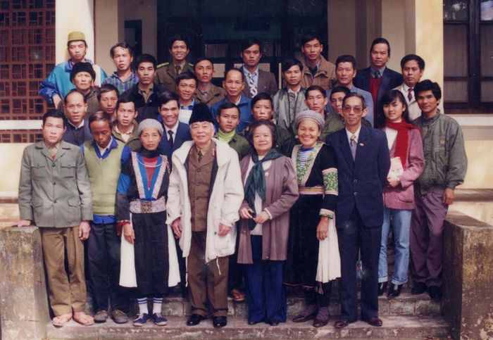 Đại tướng Võ Nguyên Giáp và phu nhân chụp ảnh lưu niệm với Đoàn đại biểu các dân tộc thiểu số tỉnh Cao Bằng (7/12/1996). Ảnh Tư liệu