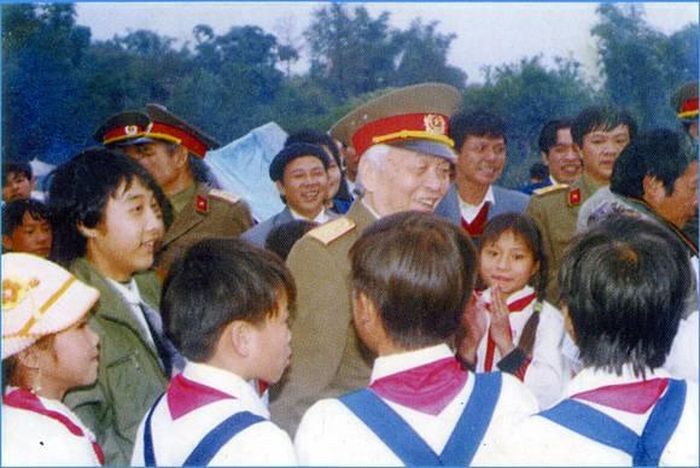 Đại tướng võ Nguyên Giáp với thiếu nhi xã Tam Kim (tháng 12/1994). Ảnh Tư liệu