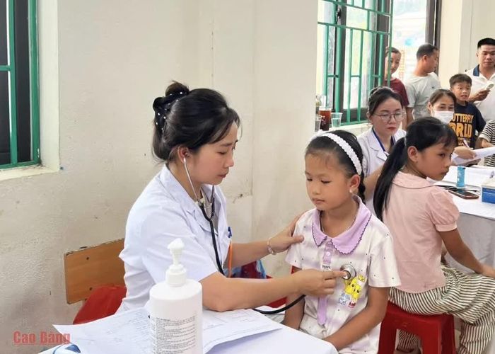 Tham gia bảo hiểm y tế góp phần nâng cao chất lượng chăm sóc sức khỏe ban đầu và khám, chữa bệnh cho học sinh.