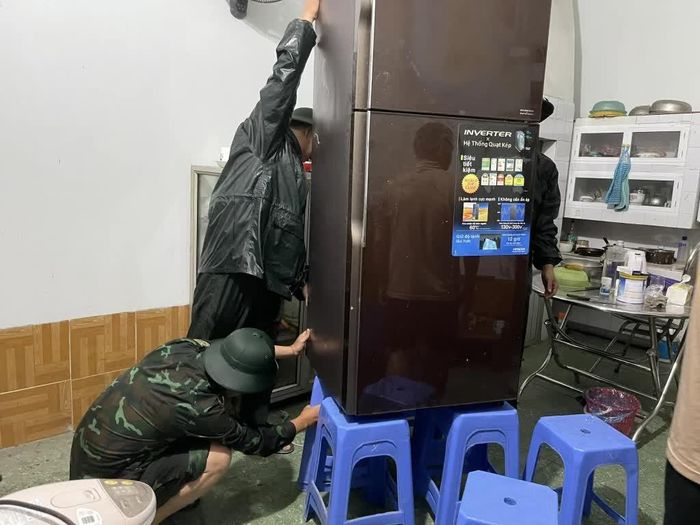 Người dân chủ động kê cao tài sản trước nguy cơ ngập úng.