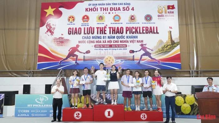 Đôi vận động viên Công an tỉnh giành giải nhất nội dung đôi nam nữ phong trào.