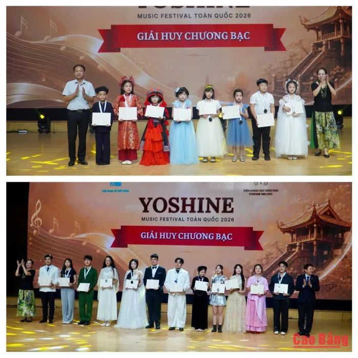 Ban tổ chức trao huy chương bạc cho các thi sinh.