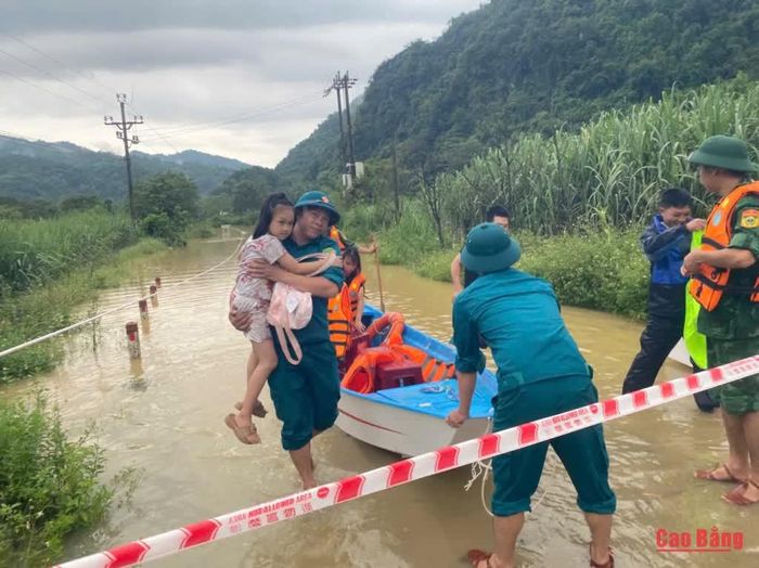Lực lượng dân quân, biên phòng di dời người dân ra khỏi nơi nguy hiểm tại xã Đức Long.