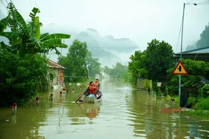 Quốc lộ 34B, đoạn qua thôn Đoàn Kết, xã Đức Long bị ngập sâu, phải di chuyển bằng xuồng.