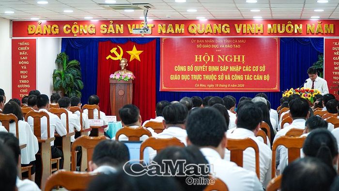 Công bố các quyết định sáp nhập, đánh dấu bước chuyển sang mô hình tổ chức mới của các cơ sở giáo dục. Ảnh: TRÚC LINH