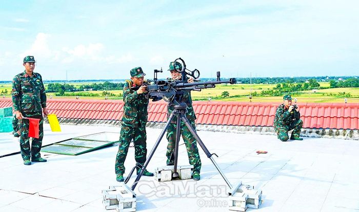 Khẩu đội súng máy phòng không 12,7 mm luyện tập phương án chiến đấu.