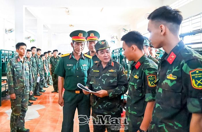 Thiếu tướng Nguyễn Văn Ngành, Uỷ viên Ban Thường vụ Tỉnh uỷ, Chỉ huy trưởng Bộ CHQS tỉnh Cà Mau, kiểm tra nhận thức chiến sĩ mới.
