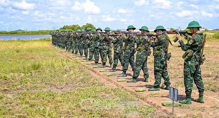 Huấn luyện chiến sĩ mới bắn súng tiểu liên AK.